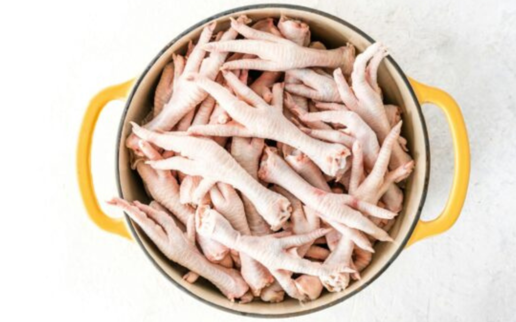 Exportação de pé de frango à China impulsiona faturamento brasileiro e encarece produto no mercado interno