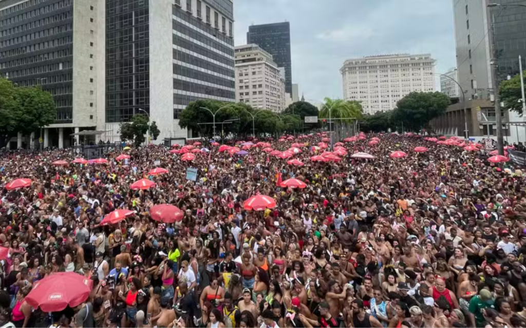 Ivete Sangalo puxa megabloco e leva multidão na estreia do carnaval de rua de São Paulo